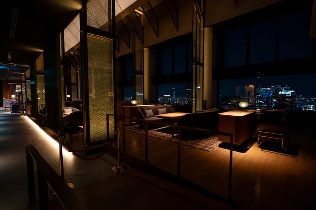 夜のカフェテリア