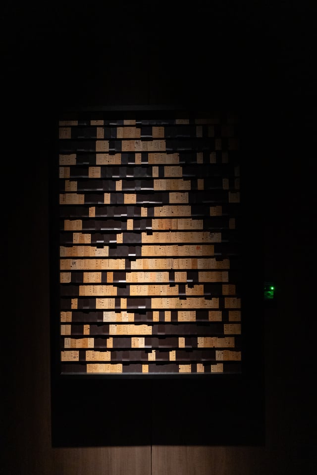 バー入口の古い切符を利用したアート